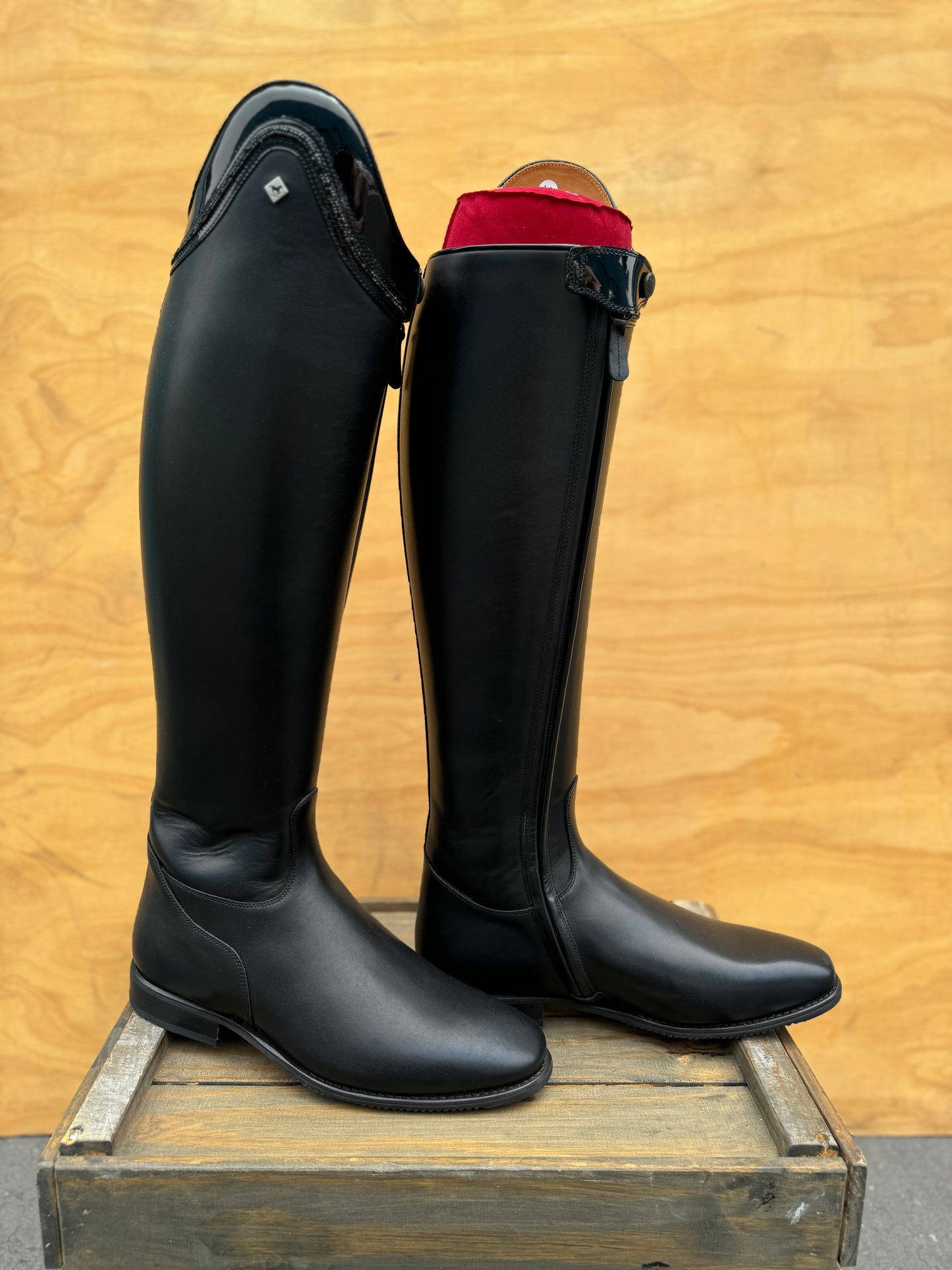 DENIRO RAFFAELO IN FLAT BLACK WITH PATENT BLACK AND CRYSTAL TOP