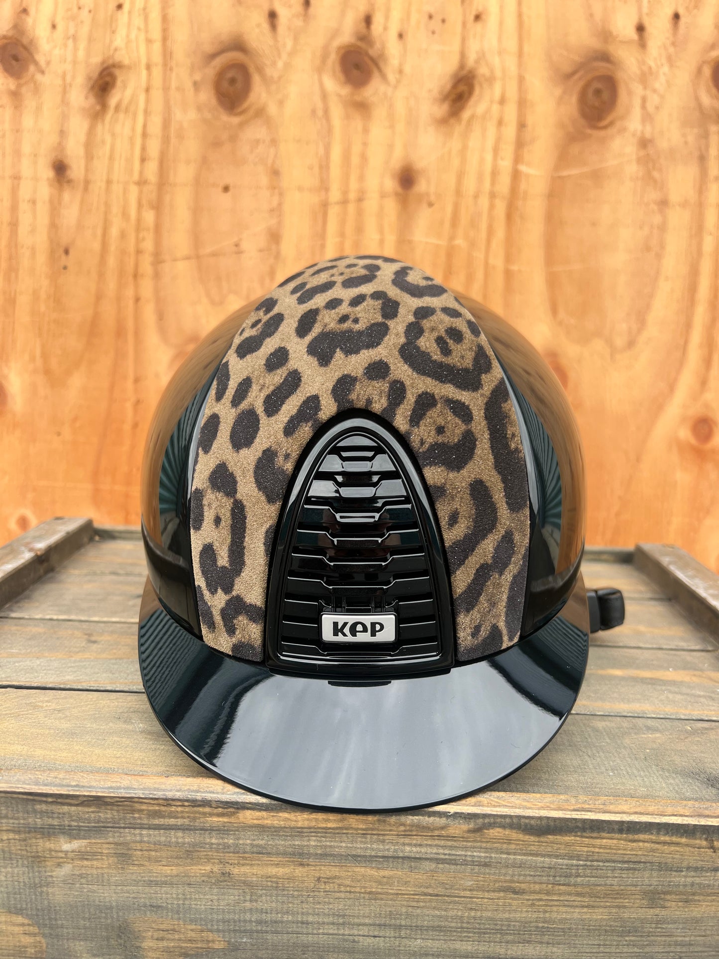 KEP HELMET IN POLISHED BLACK WITH CHEETAH INSERT