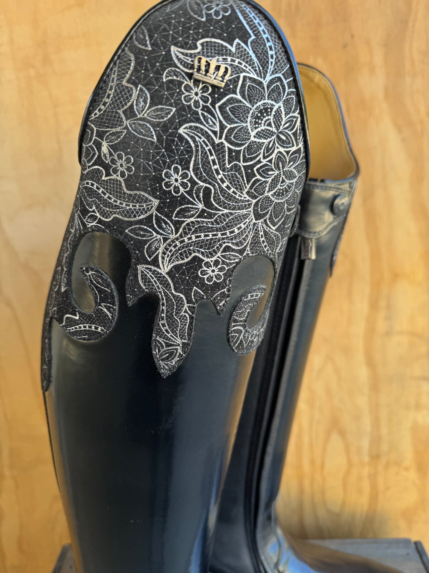SALE!! KINGSLEY MODEL CAPRI BRUSHED BLACK WITH SILVER FLOWER TOP SIZE 40.5 MC S