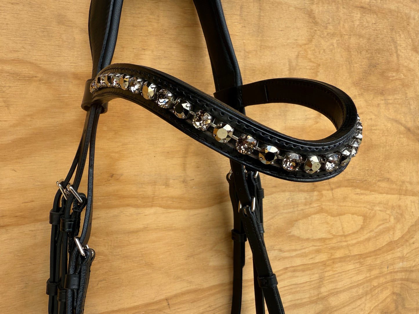 OTTO SCHUMACHER TOKYO SNAFFLE WITH LEEDS NOSEBAND AND WHITE PADDING