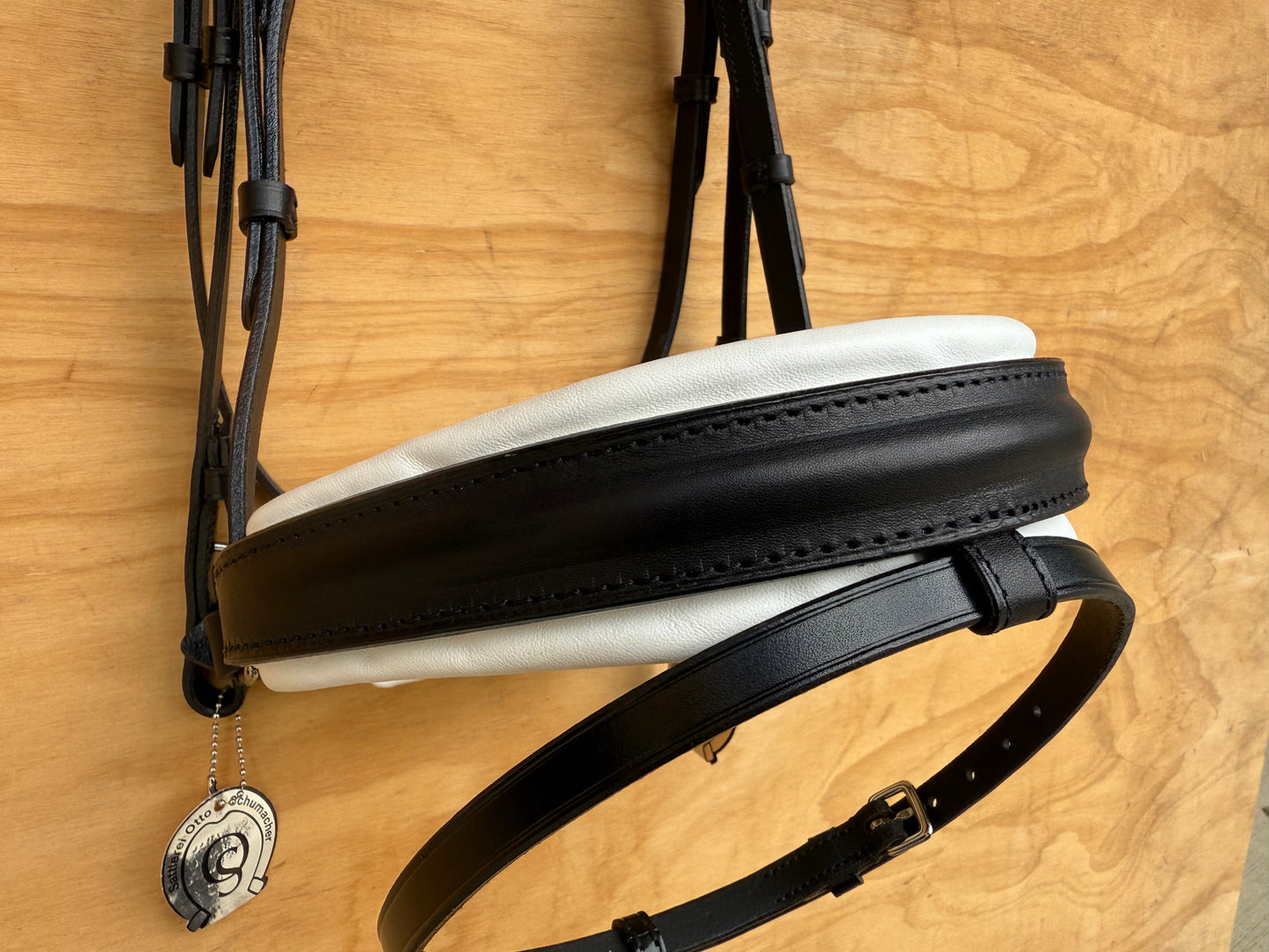 OTTO SCHUMACHER TOKYO SNAFFLE WITH LEEDS NOSEBAND AND WHITE PADDING