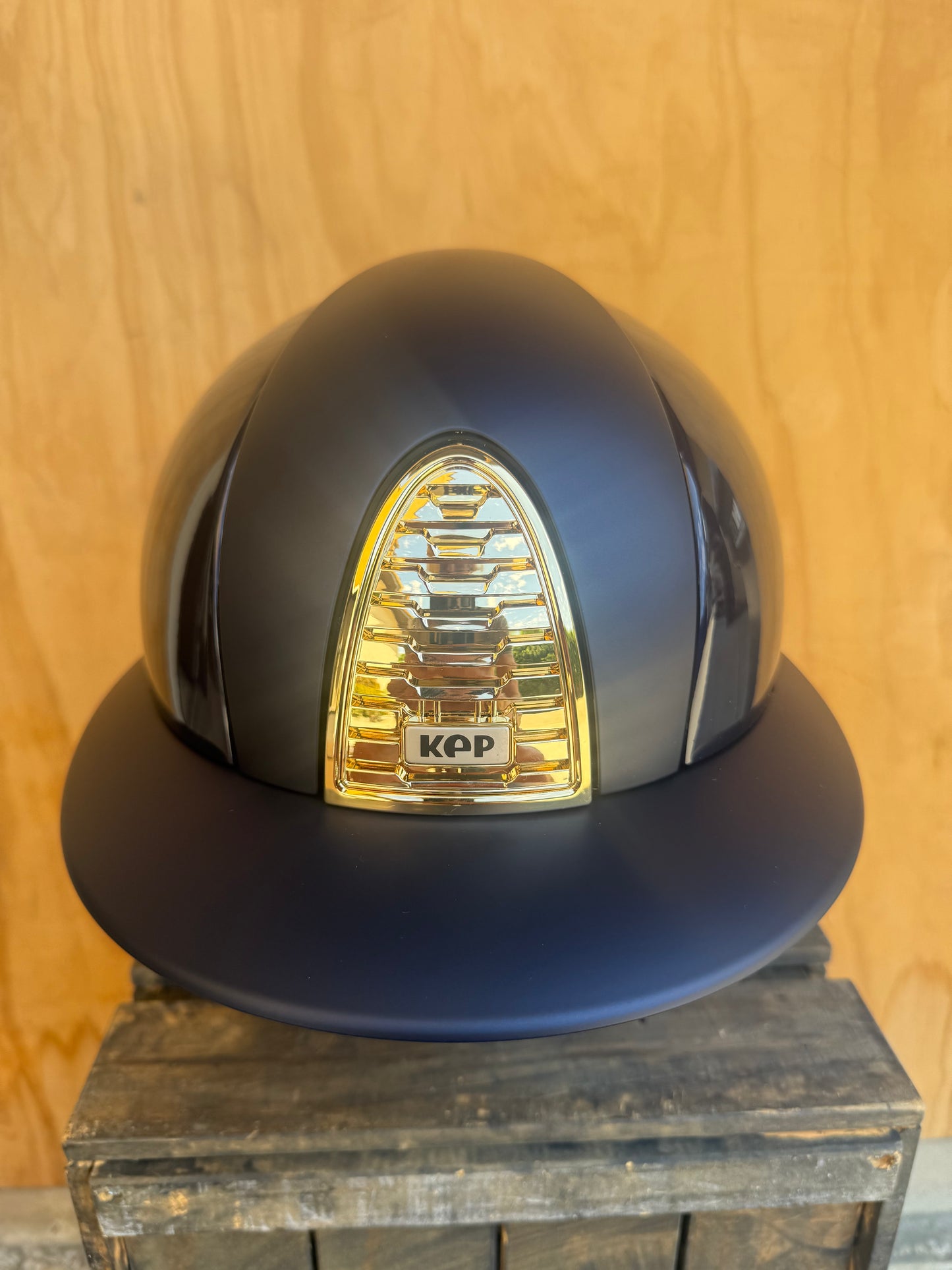 KEP WITH BIG BRIM POLISHED NAVY WITH MATTE NAVY FRONT AND GOLD DETAILS