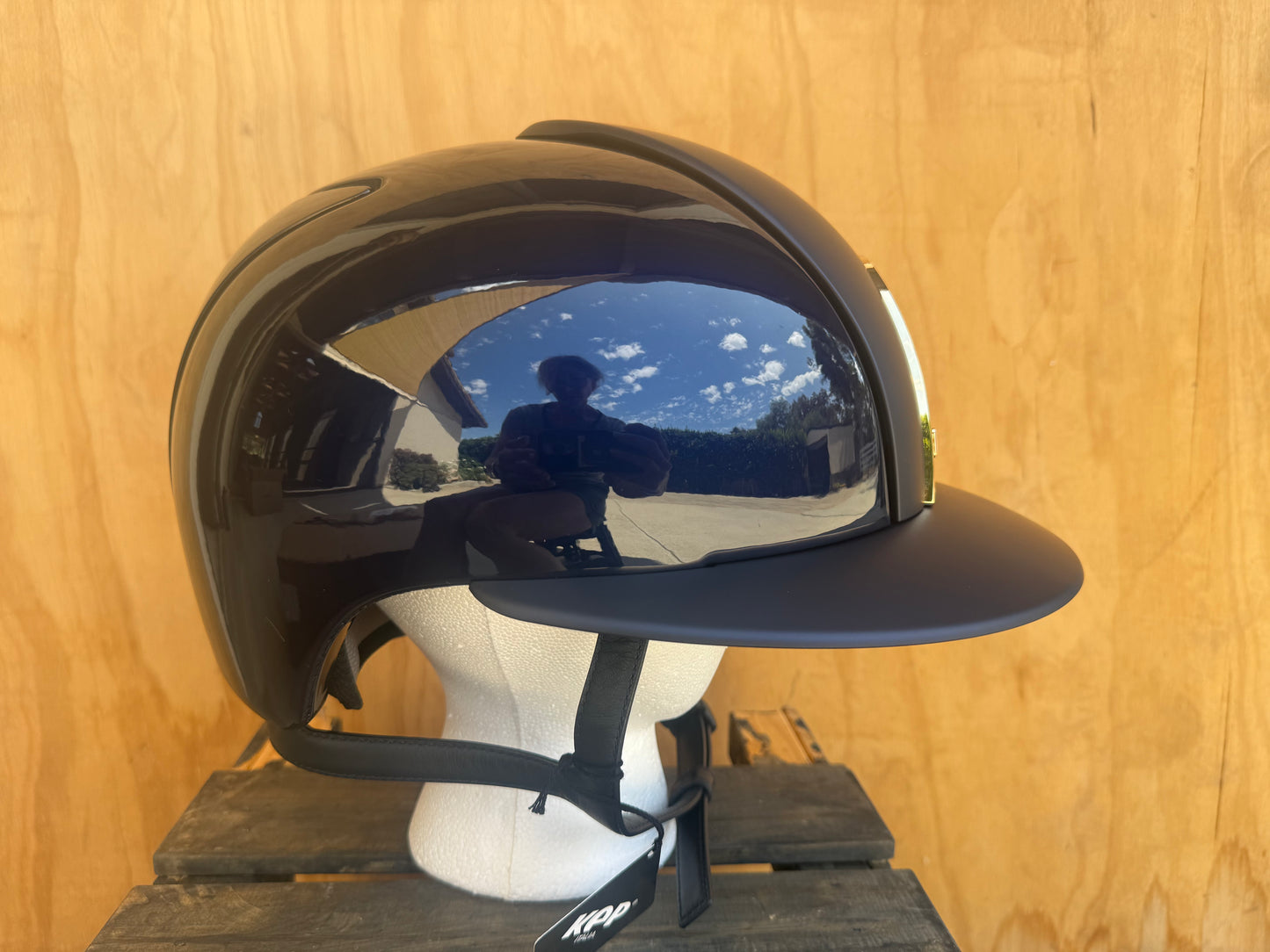KEP WITH BIG BRIM POLISHED NAVY WITH MATTE NAVY FRONT AND GOLD DETAILS