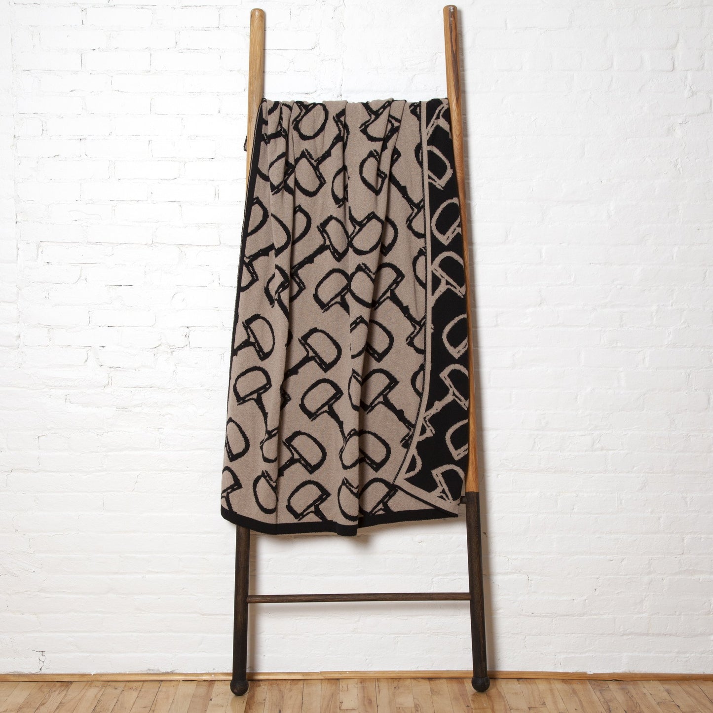 EQUESTRIAN REVERSIBLE BIT THROW
