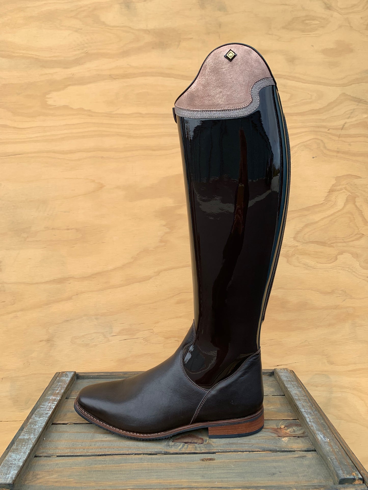 DENIRO TIZZIANO PATENT BROWN WITH PINK DETAIL AND ROSE GOLD CRYSTALS ON SPINE