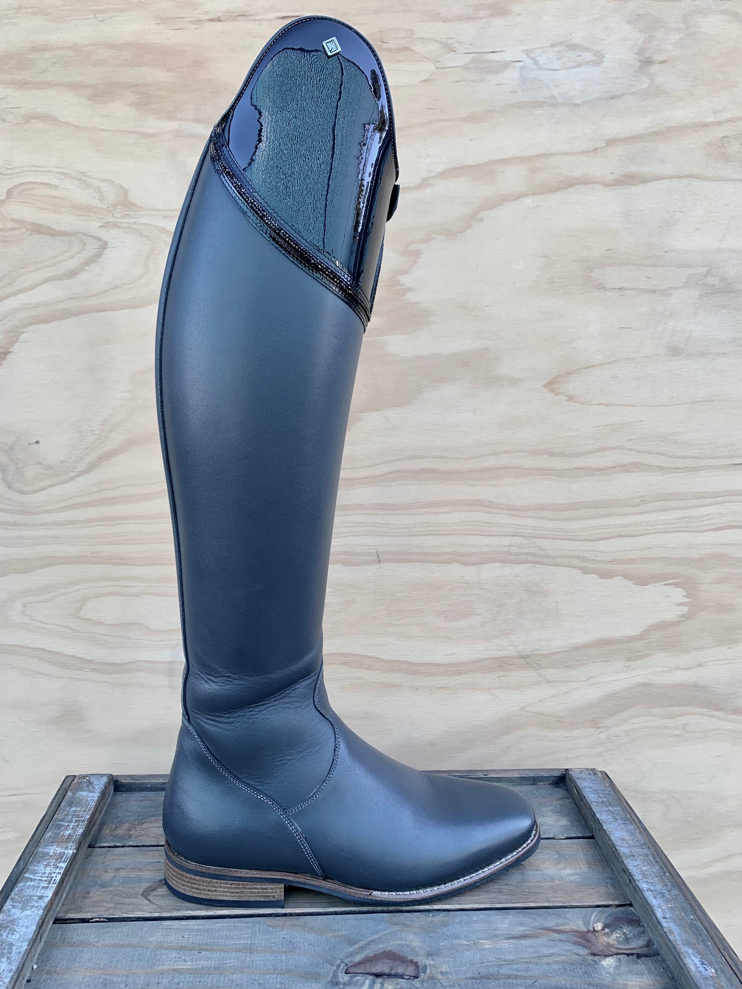 SALE** DENIRO TIZZIANO FLAT GREY WITH PATENT BLACK TOP AND CRYSTALS 38 45.5/33.3