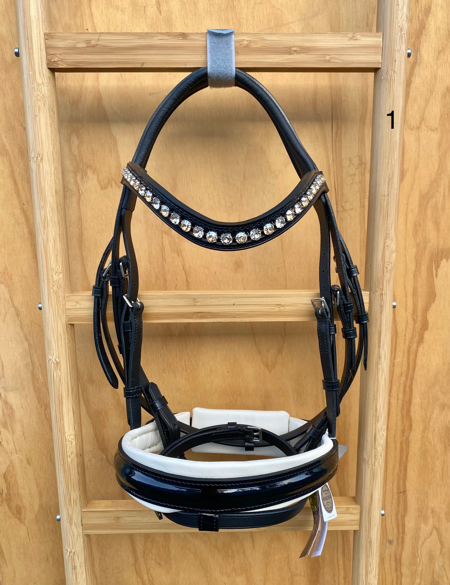 OTTO SCHUMACHER SNAFFLE TOKYO WITH PATENT NOSEBAND AND WHITE PADDING.