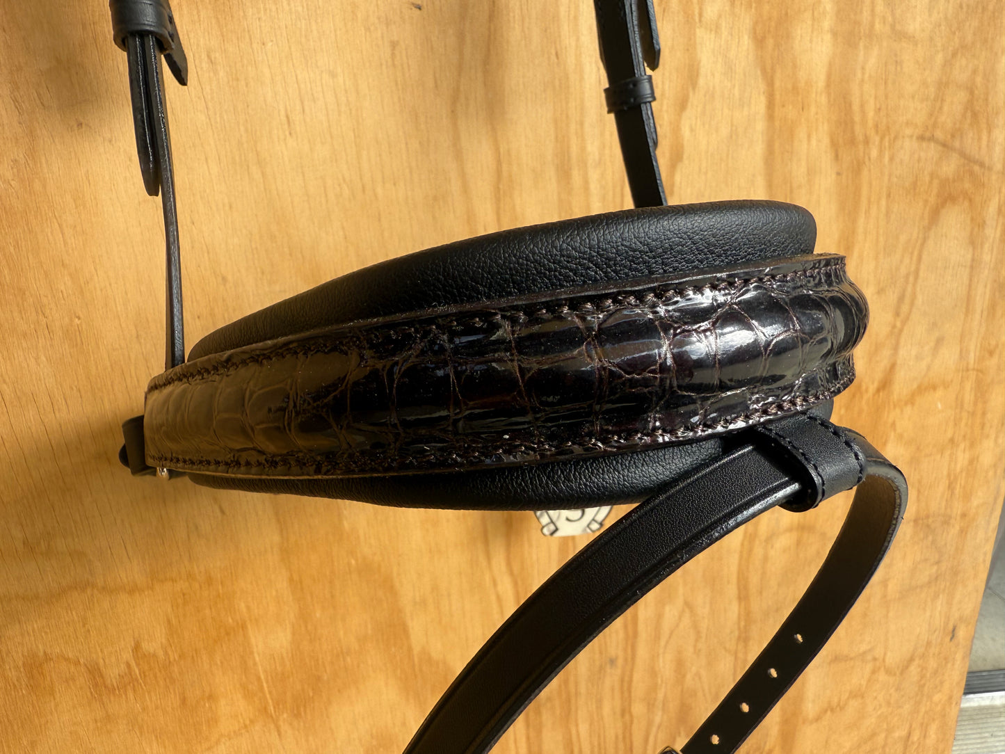 OTTO SCHUMACHER SNAFFLE WITH LEEDS NOSEBAND IN PATENT CROCO BROWN RIVOLI BROWBAND