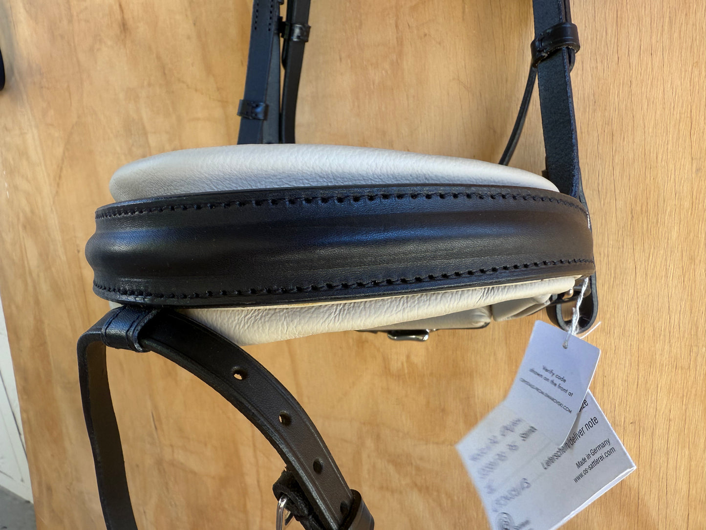 OTTO SCHUMACHER ELEGANT SNAFFLE LEEDS NOSEBAND WITH SAND PADDING AND RIVOLI BROWN COLOR SHADING BROWBAND