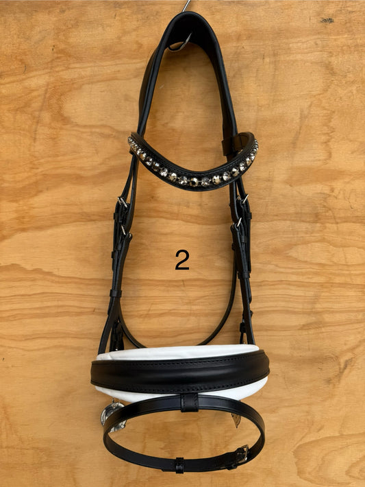 OTTO SCHUMACHER TOKYO SNAFFLE WITH LEEDS NOSEBAND AND WHITE PADDING