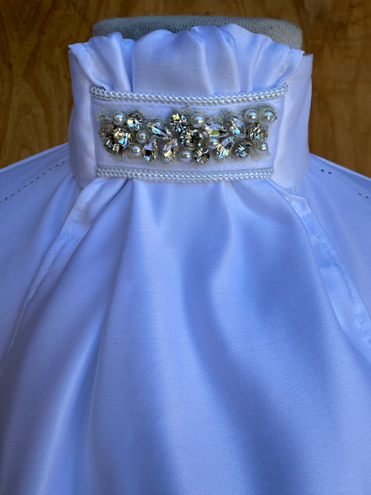 STOCK TIE WITH SILVER DETAILS AND PEARLS