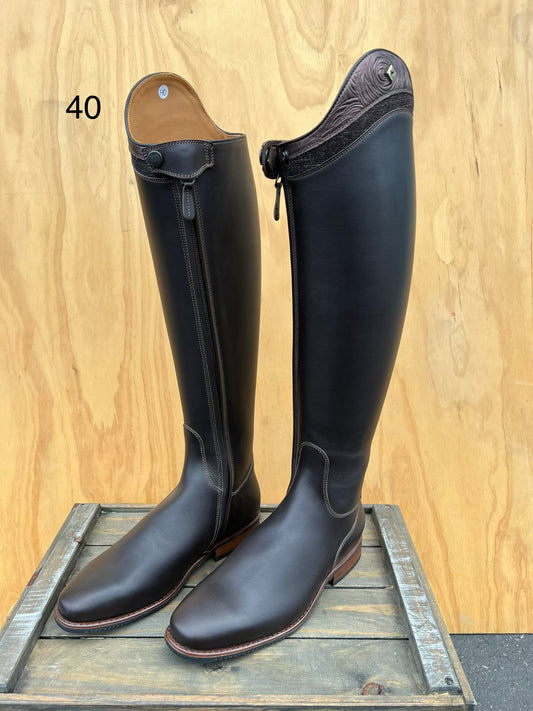 DENIRO DRESSAGE BELLINI FLAT CAFFE WITH ROSETTO DETAIL