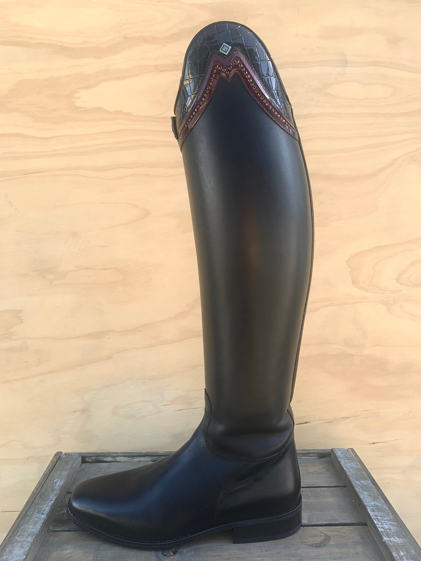 SALE!! DENIRO FLAT BLACK DRESSAGE BOOT WITH BURGUNDY CRYSTAL DETAIL SIZE 40  HEIGHT 45 WIDTH 36.5